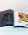 In dem Buch »Avant Garde –Schriftanalyse« untersuchen Felix Stoffel, Simona Priller und Josephin Oschmann die Typeface »ITC Avant Garde Gothic« des amerikanischen Grafikdesigners und Schriftgestalters Herbert Lubalin.